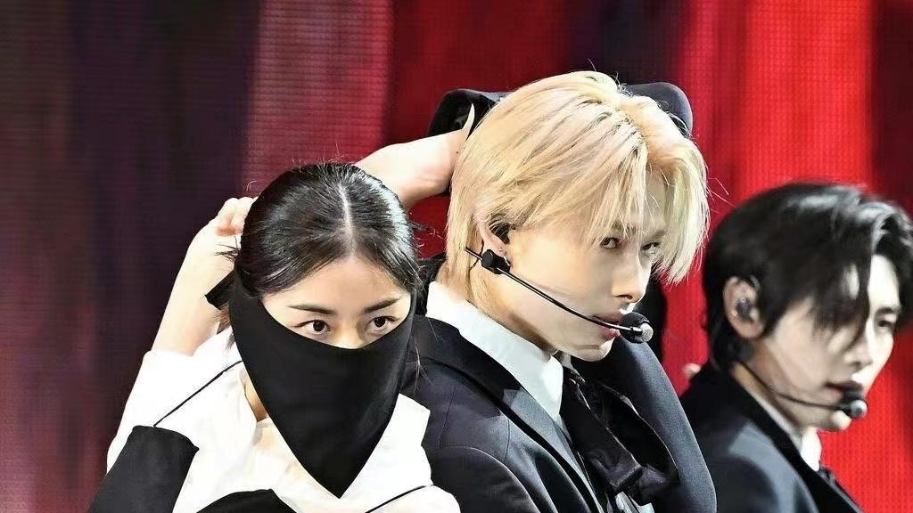 enhypen|ENHYPEN粉丝去HYBE大楼前，进行卡车示威，要求删除双人舞的部分