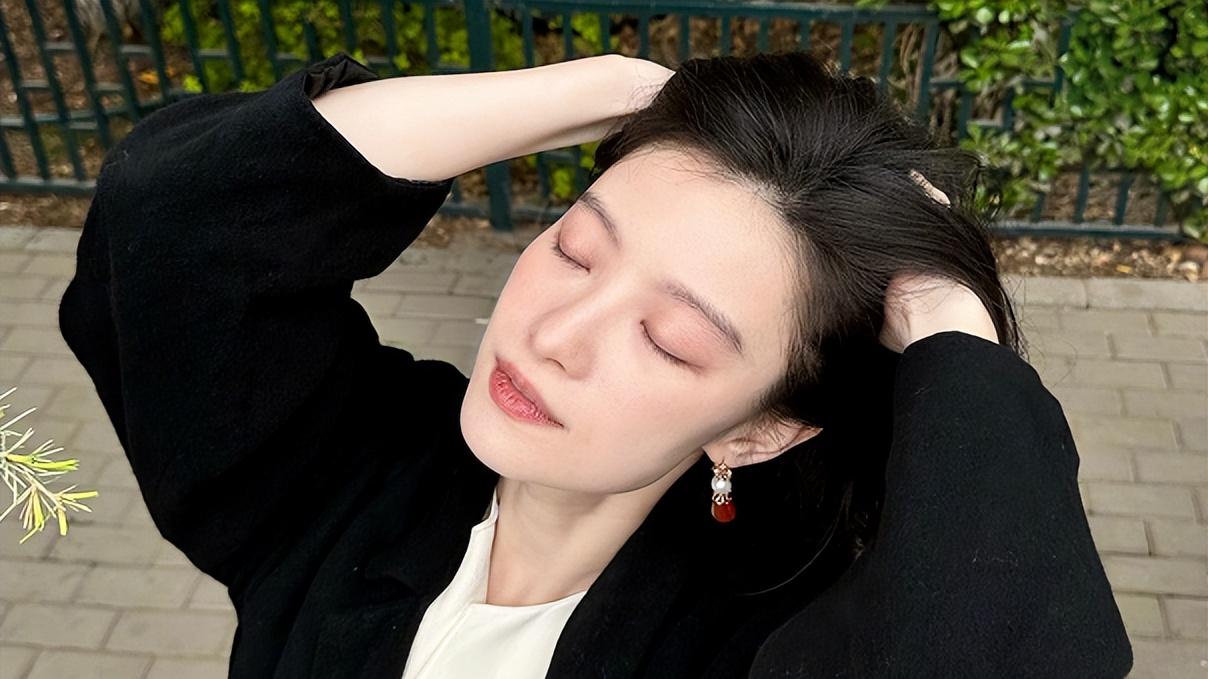 35岁倪妮活动照引争议，穿深V礼服、领口开太大，用手捂胸被嘲做作