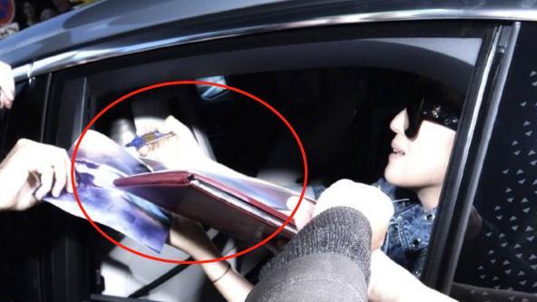 |巩俐夫妇现身戛纳！相差18岁同框似父女，坐豪车签名排面大