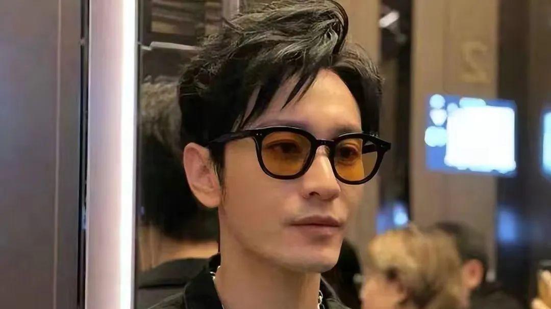 黄晓明进泳池，头发稀疏、头皮清晰可见，男明星都得靠假发片