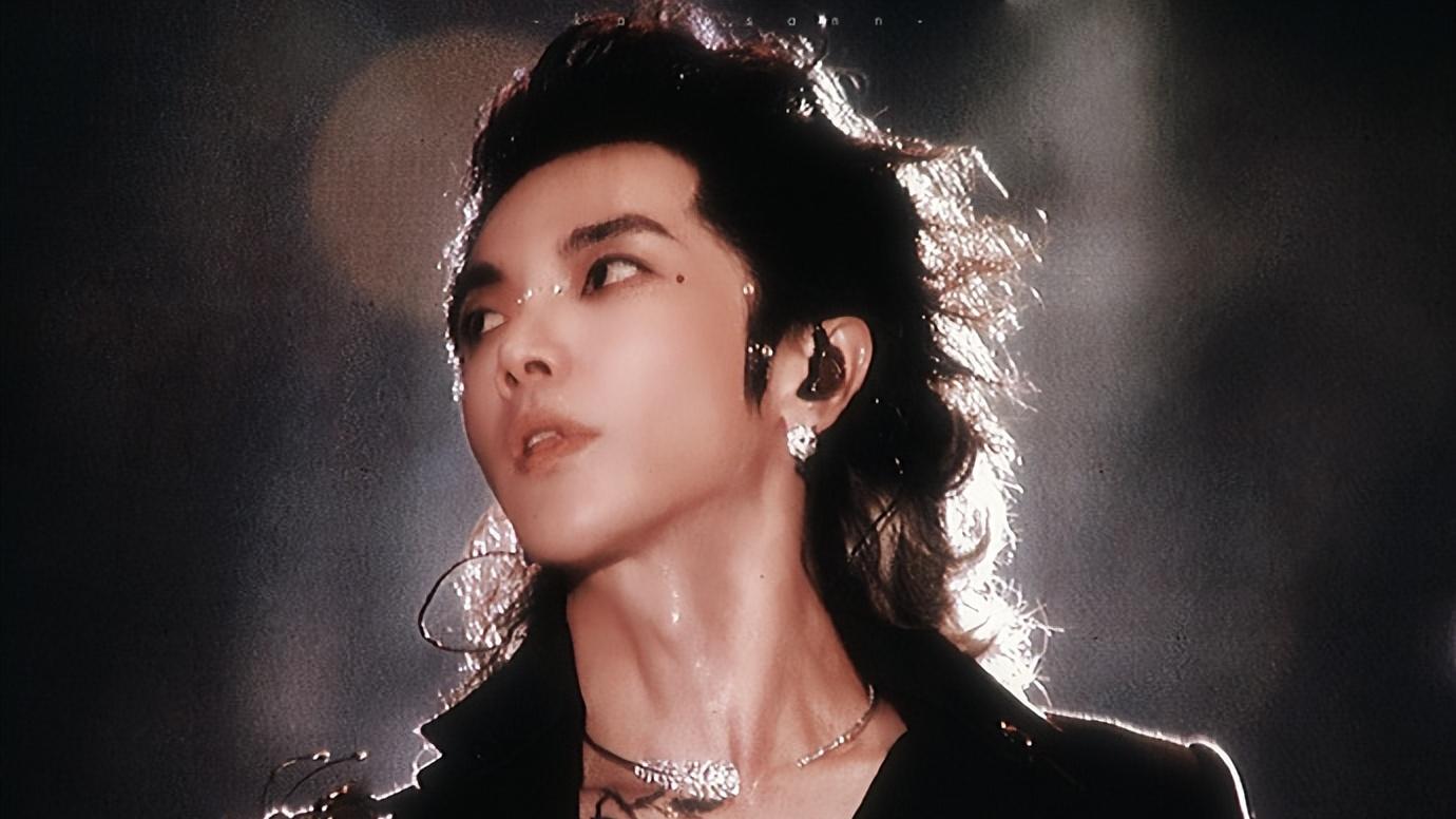 华晨宇女友疑放飞自我，穿内衣出街遮不住点，画烟熏妆像蹭了锅底