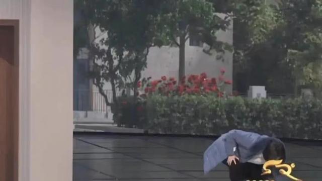 马丽|一家三口罕见同框！马丽小跑上车与老公一起接孩子回家