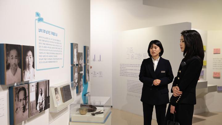 西装 韩国第一夫人真是长脸！穿白西装接见法国女外长，东方美貌赢麻了！