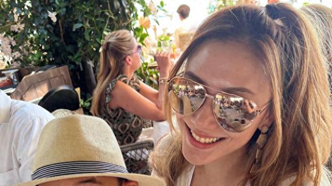 陈小春小16岁娇妻定居国外！住豪华别墅内置游泳池，笑容满面幸福