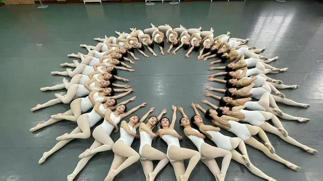 恒大美女歌舞团私照流出：姑娘个个貌美如花，身材绝佳！