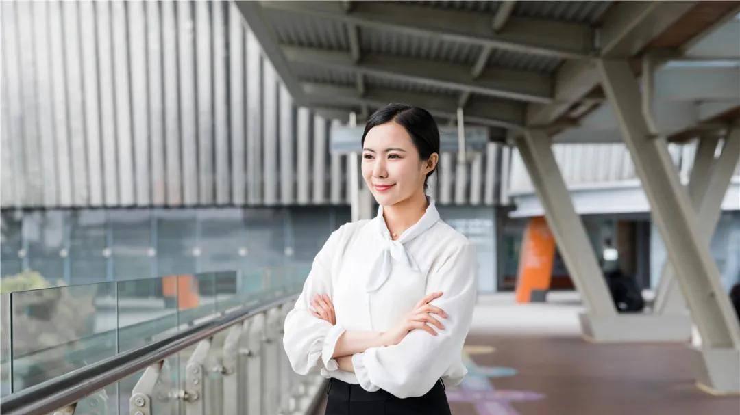 |对职场女性而言，早婚早育和晚婚晚育哪个更利于女性的职业生涯发展？