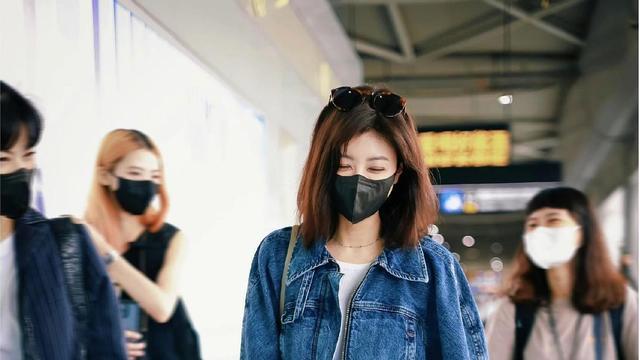 贾静雯已经接近50了，身高只有160厘米，她的穿搭展现出高级感