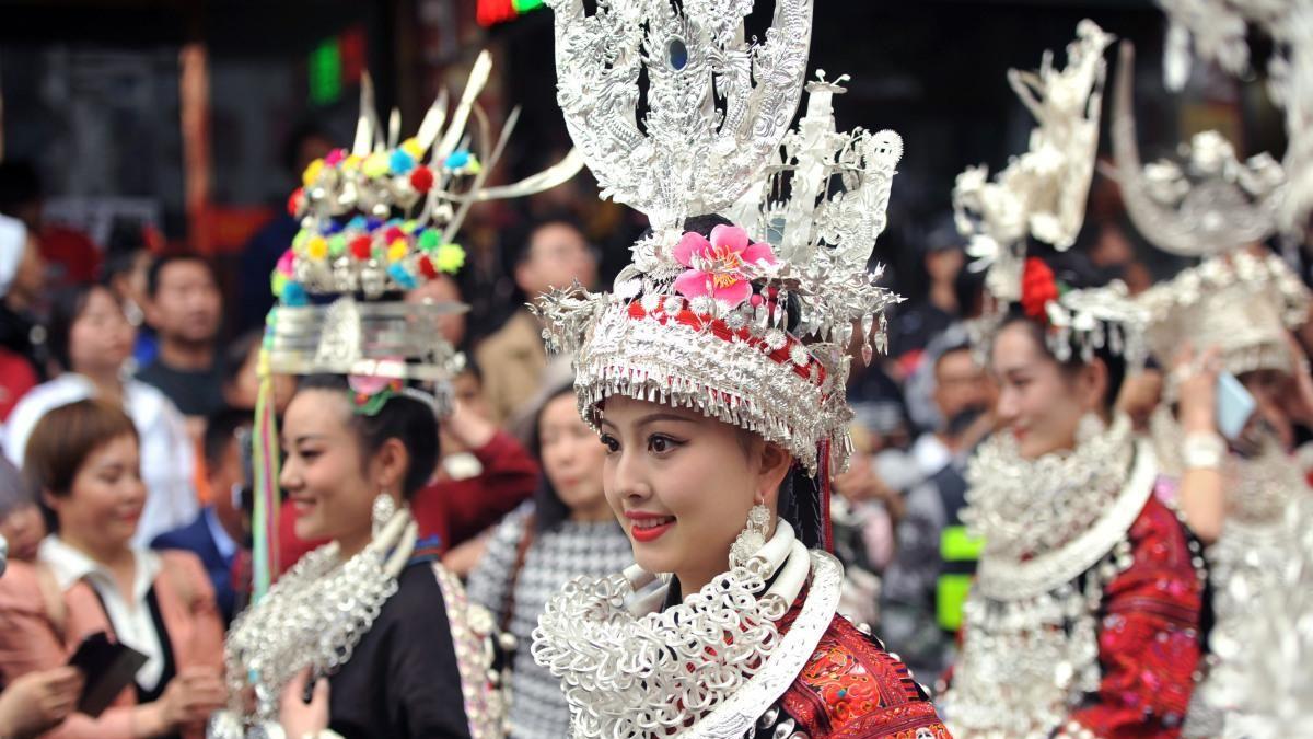 女孩|去苗寨旅游，如果有女孩给你一块“布”，想清楚要不要接