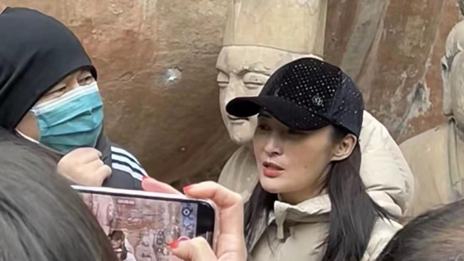 蒋勤勤|47岁蒋勤勤回娘家，被路人拍下高清生图，脸上被指有大片黄褐斑