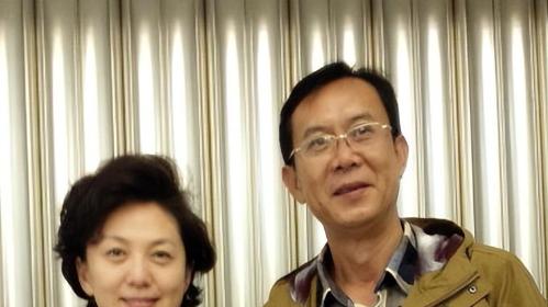 发型 55岁周涛同框51岁海霞，仅4岁之差却一个靓丽似少女，一个沧桑似大妈
