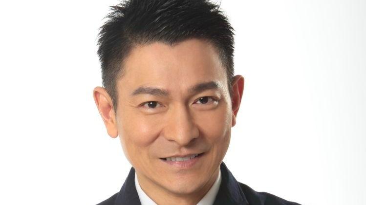 刘德华为父亲设灵！眉头紧锁神色哀伤直入殡仪馆，灵堂细节曝光