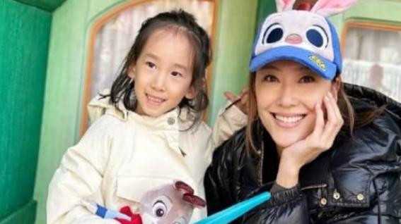 应采儿晒出温馨母子照！网友直呼与陈小春长得一模一样