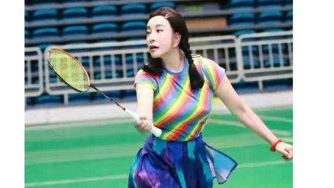 70岁高龄的刘晓庆近照引发网友热议，惊呼：这是画皮，还是妖怪！