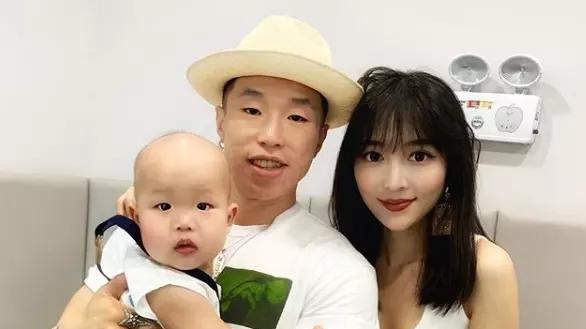 相声|相声演员烧饼：我现在一个月工资差不多10万吧，房子、车子都有了