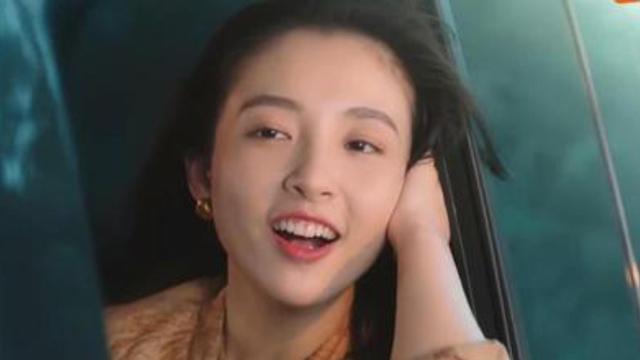 吴倩|吴倩头发凌乱大红裤带女儿聚餐曾经的“武大校花”变“村妇”？