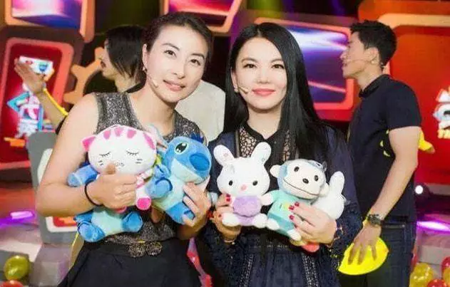 郭晶晶|郭晶晶和李湘合影火了，气场差异太大被热议，网友：不是一个档次