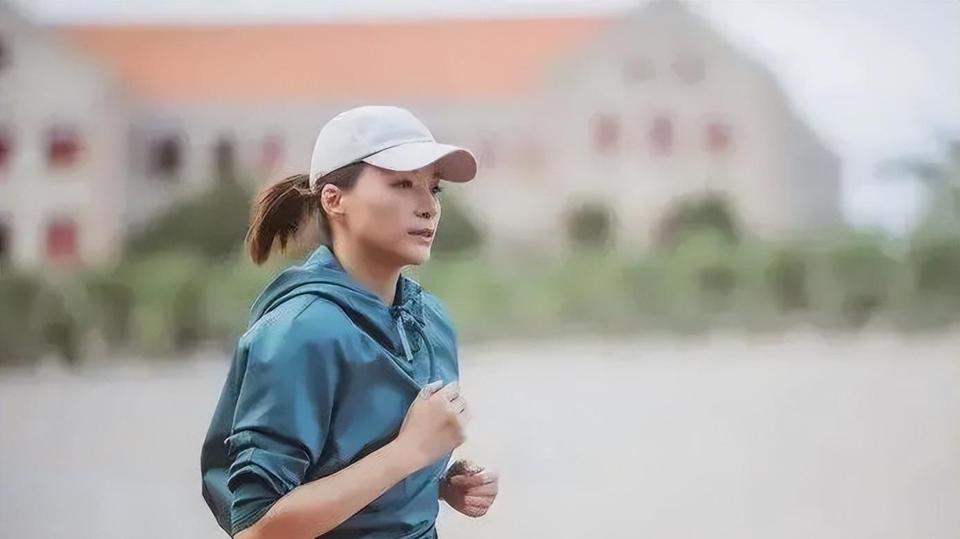 董卿|董卿在校园跑步，穿运动装暴露身材，体型是老阿姨但皮肤紧致
