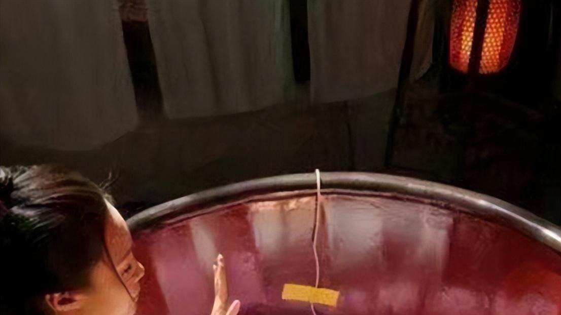 上半身看着很正常，镜头向下移再看：惊呆了！