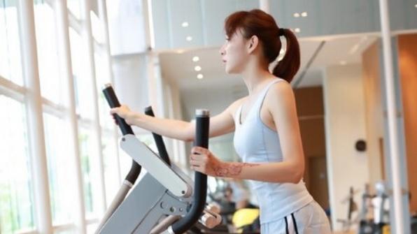 胡静再次打破了传统束缚，超短裤搭配紧身背心大秀迷人身姿！