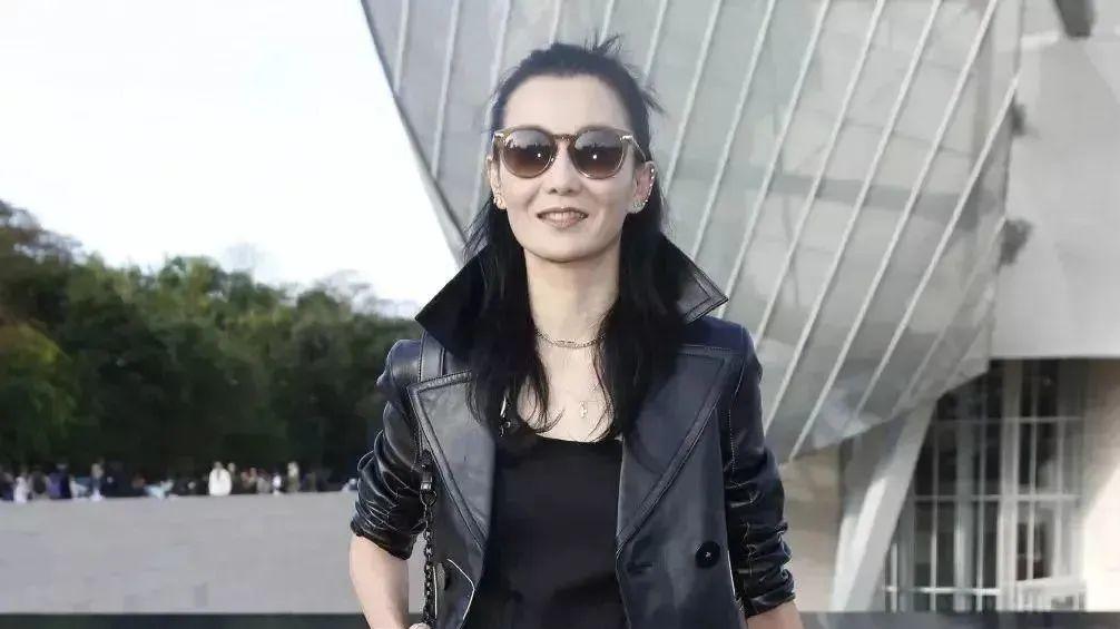 张曼玉自然老去的样子太美了！一袭红裙美的优雅脱俗，脸部松弛下坠难掩骨子美