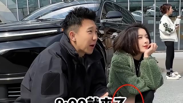 |网红聂小雨和曹岩爬长城，穿“破洞卡扣裤”引争议，网友：膈应人