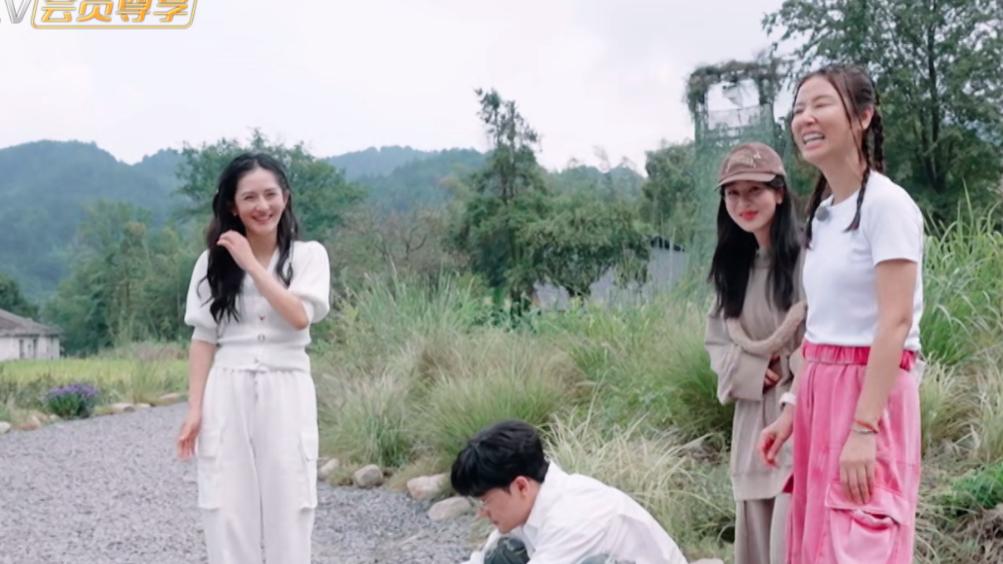 杨紫公开身高是167公分，穿卫衣却还拖地，比林心如矮了半个头