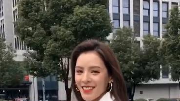 路人拍的张予曦上热搜，仰拍俯拍侧拍都扛住，努力扮丑自拍却美翻