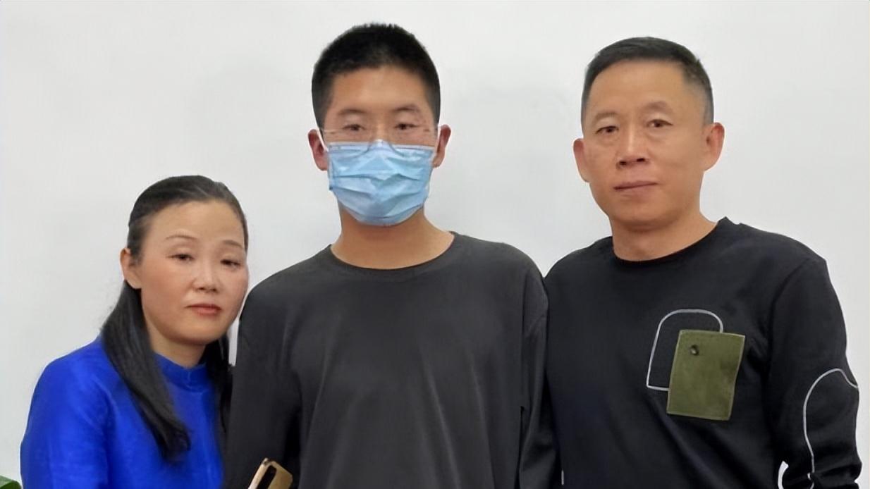 孙卓|孙卓亲妈晒儿女合照，孙卓还是那么爱笑，网友：像韩剧男主角