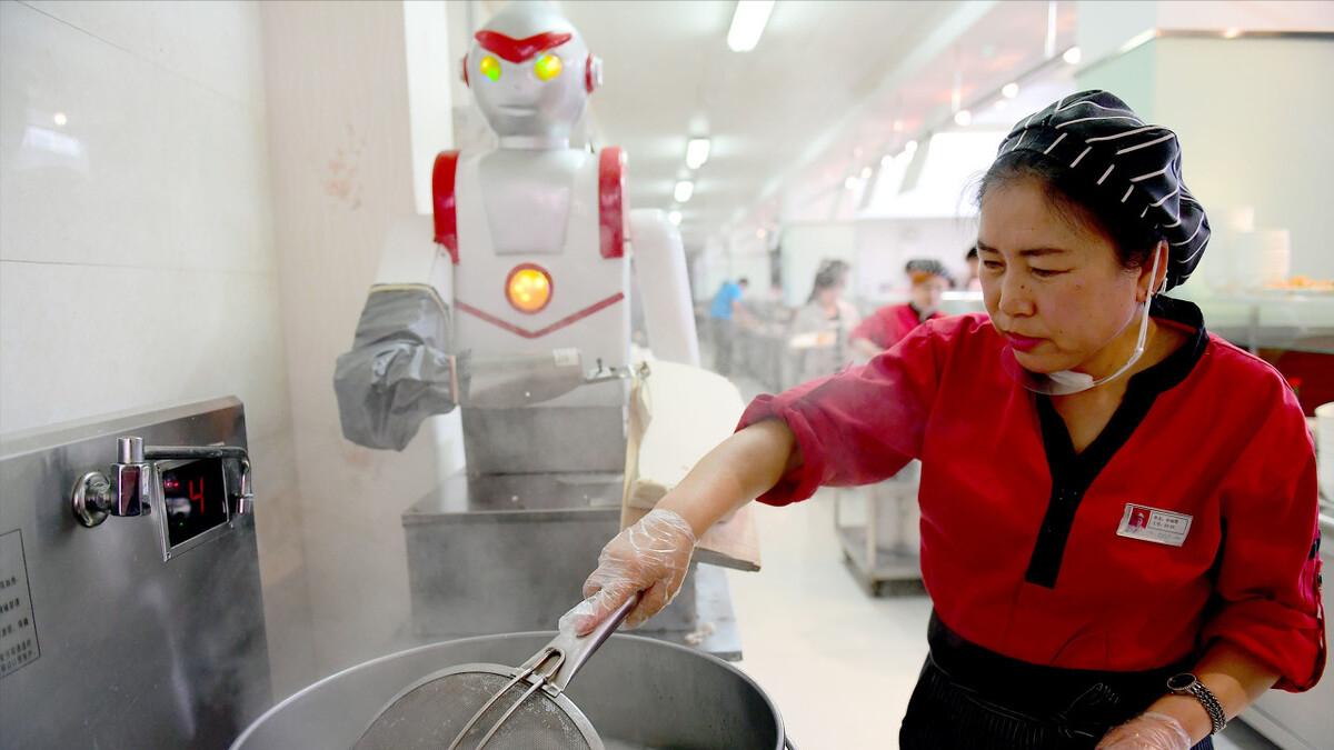 食堂大妈「手抖」不愿给同学打的肉去哪了？学姐：你见过瘦大妈吗