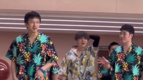 鹿晗|《五哈》洗浴中心路透，鹿晗“社恐”一直挠头，戴黑色冰袖遭调侃