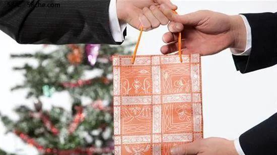 杨林|过节给不给领导送礼？给你三个忠告！