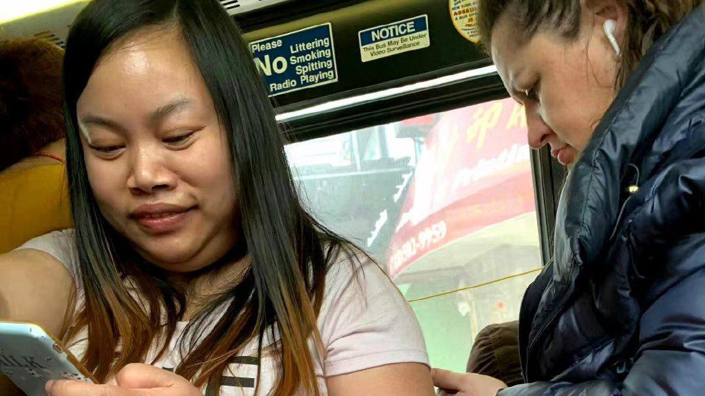 38岁凤姐美国被偶遇，小腹凸起、小心翼翼疑怀孕，更多细节被扒