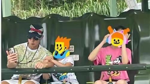 香港迪士尼偶遇吴尊一家，12岁neinei身高直逼爸爸，林丽吟嫩漂亮