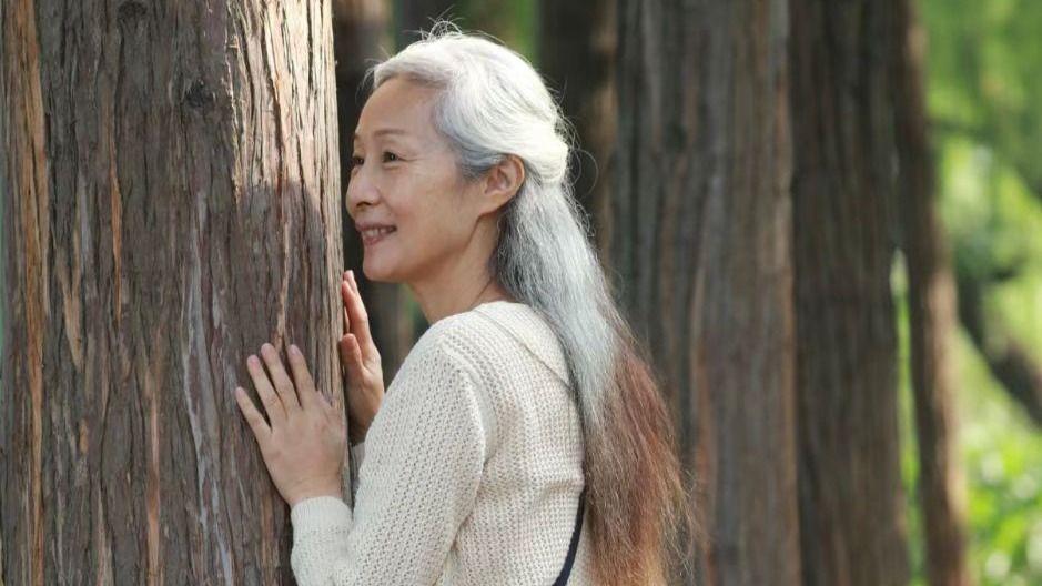 发型 女人到了五六十岁，尽量别染白发、不穿老年装，老了依然优雅高级