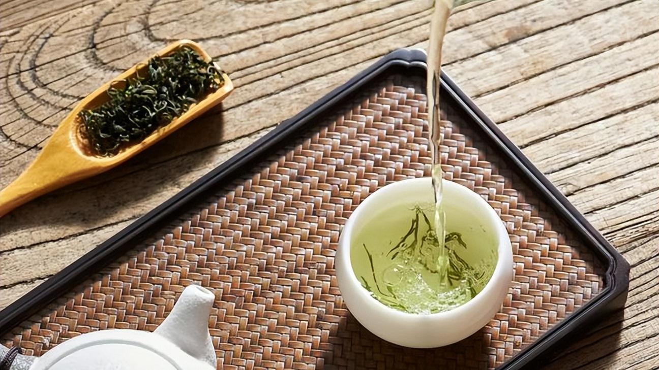 杨紫工作室中秋送茶叶，价值90块被嫌弃丢掉，收礼人：你恶心谁呢