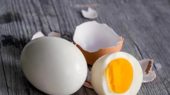 美食教程|煮鸡蛋时，开水、冷水下锅都不对，用对方法，让你轻松剥壳