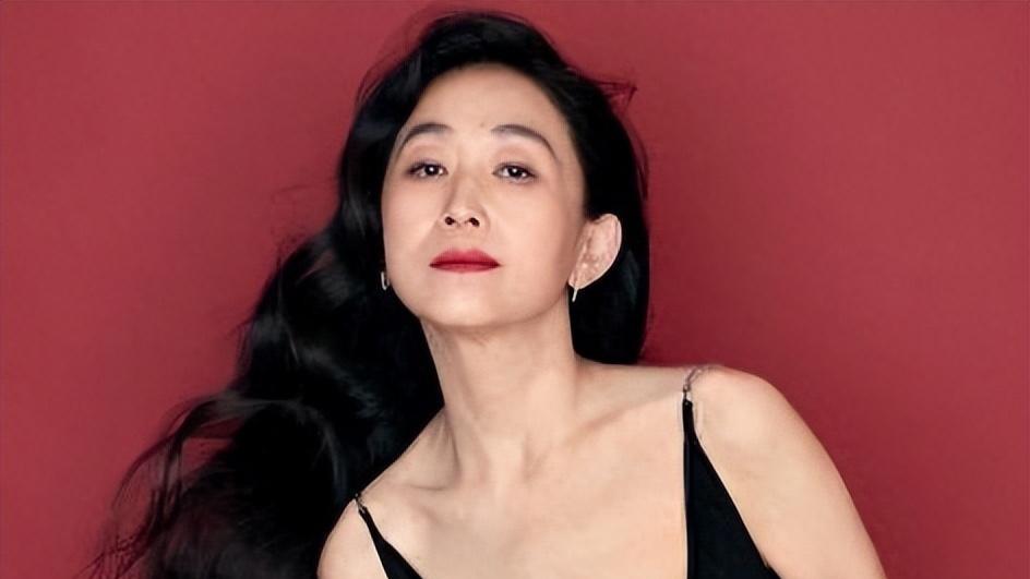 “娱圈异类”高龄女明星，20年不吃米饭，和亲哥不婚不育相伴终生