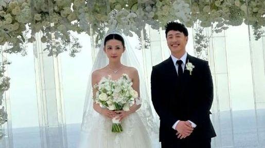 潘玮柏宣云婚礼生图曝光！宣云礼服太紧勒出赘肉，潘玮柏胖得没形