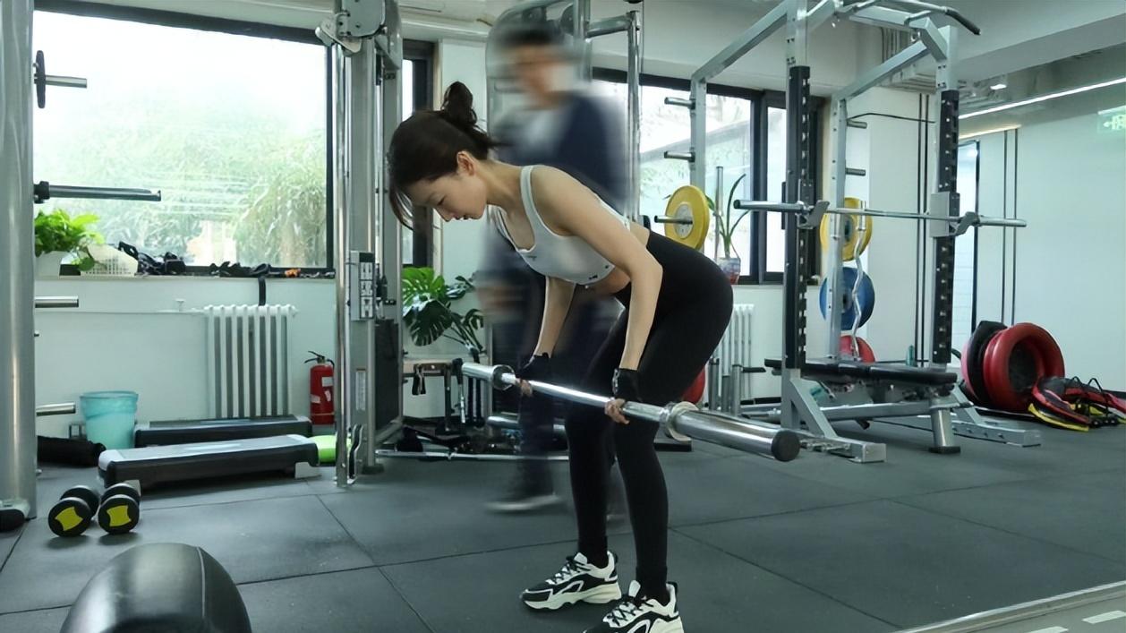 周冬雨|周冬雨晒健身照！身无赘肉皮肤细腻，回应小眼争议，却遭网友嘲笑