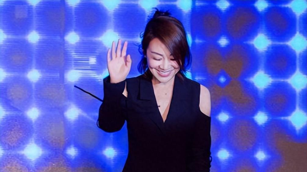 真相大白46岁始终单身的闫妮, 终于承认和赵本山的“真实”关系！