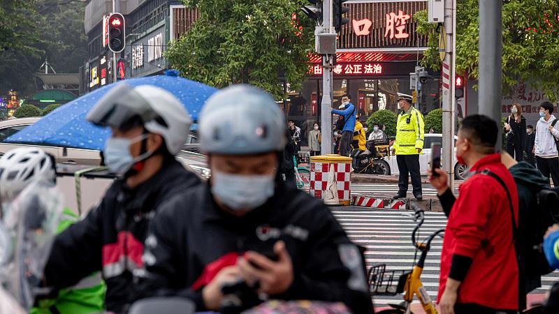 广州一小车恶意碰撞行人引争议：交警到底该不该配枪？