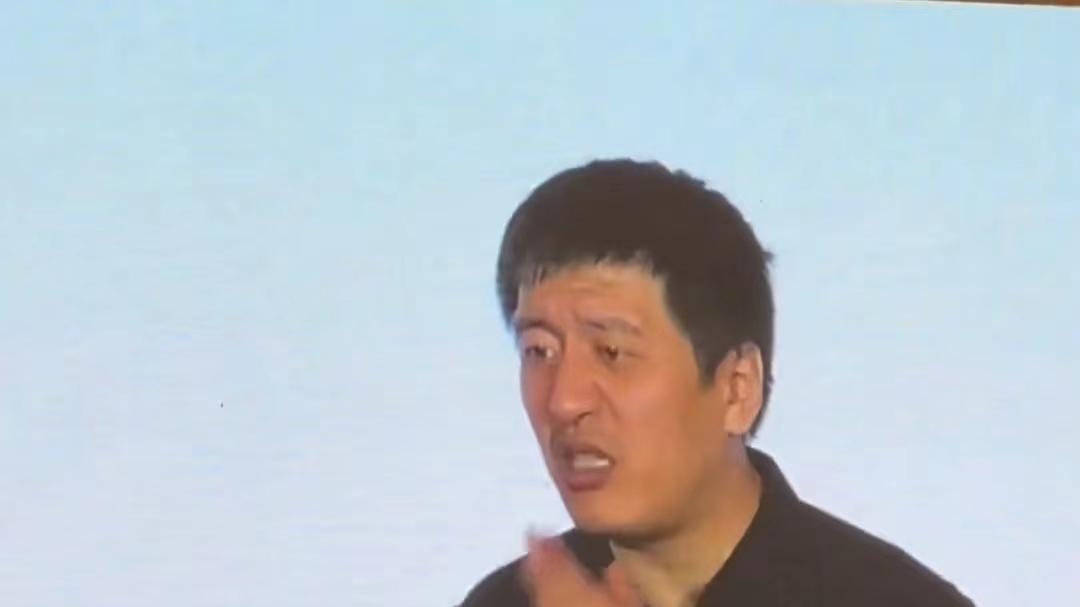 董宇辉说自己不太在乎收入，我才明白张雪峰这番话的份量多重