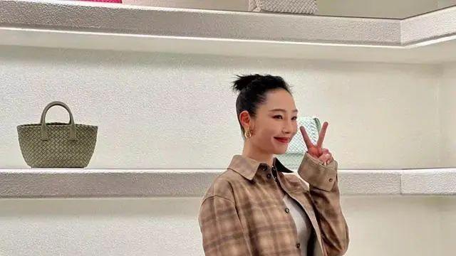穿衣搭配 白百何离开滤镜好真实，不整容不打针美得自然有特色，穿搭随意却很高级