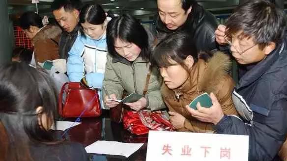 大学生|“5.6%和47.9”，没工作的人拼命找工作，有工作的人拼命在工作