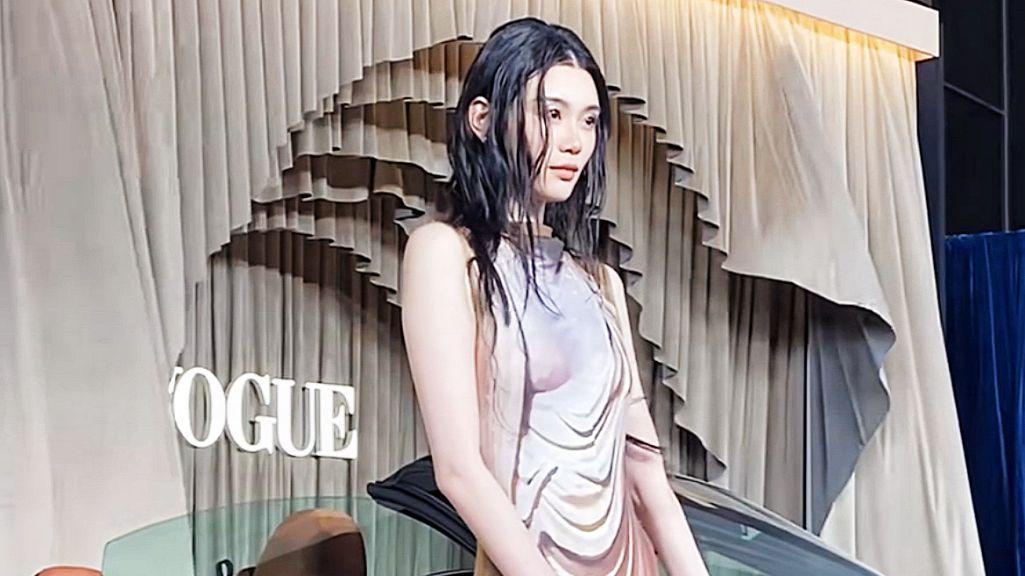 名模奚梦瑶参加盛会，身材曼妙薄礼服吸睛，网友：不像是生过2娃