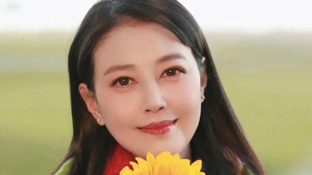 揭秘周海媚满族公主世代传奇, 四兄妹守护清朝荣耀! 父亲为何前去世?