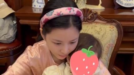 王灿|杜淳女儿2岁生日！蛋饺被网友劝就医，遭王灿怒怼称会上法律手段