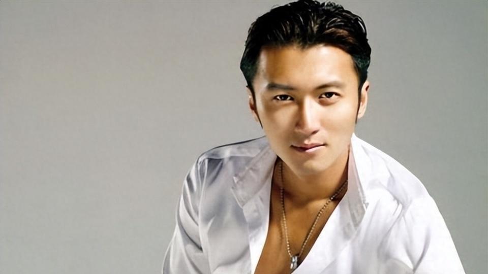 刘德华谢霆锋合影，年龄相差19岁状态像同龄人，网友：谢像失恋了