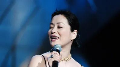 毛阿敏|毛阿敏现身女儿成人礼，母女全程互动少，女儿打唇钉惹争议