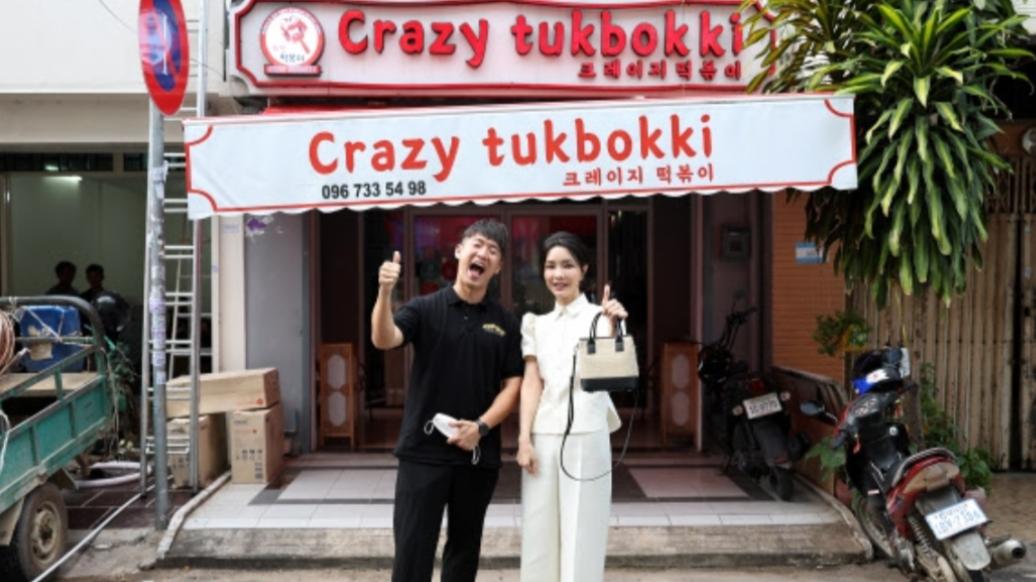散粉 韩国第一夫人也节俭！新年首次出访旧衣新穿，一身米白色太清纯了